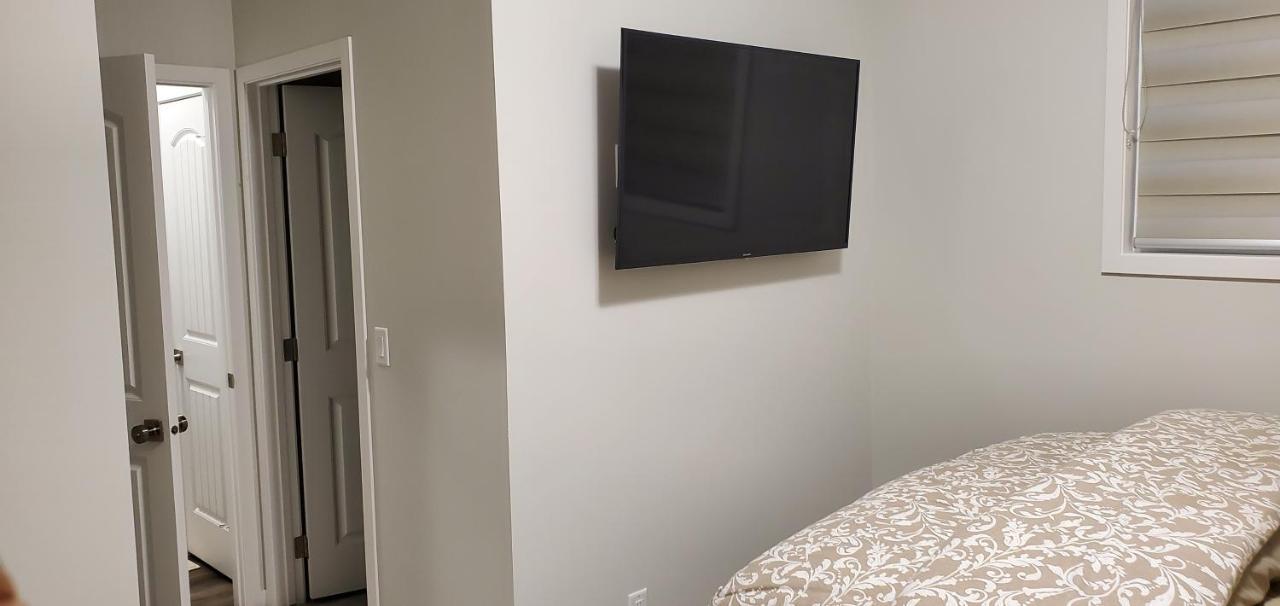 Delightful 1-Bedroom Private Suite In A New Home คาลการี ภายนอก รูปภาพ